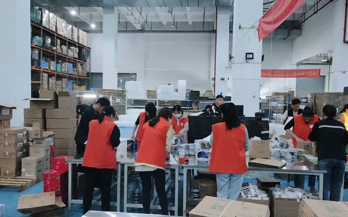 电商仓库内工作人员分拣打包订单并发货的作业现场