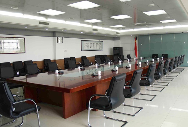 律师事务所会议室内长条会议桌与座椅实拍照片