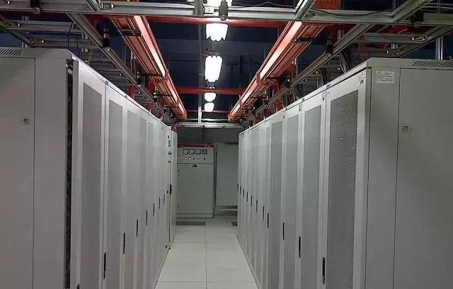 数据中心机房内成排服务器机柜与上方走线架实景照片