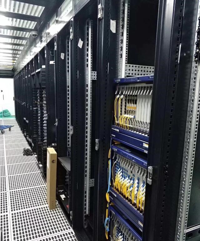 网络工程师在机房检查支持IPv6协议的双栈服务器与交换机