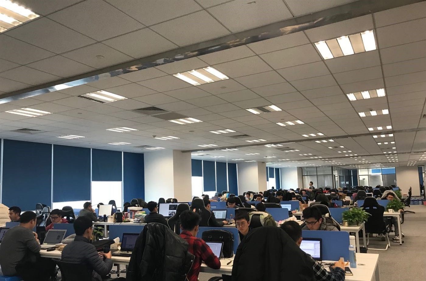 企业大型开放式办公区员工电脑办公实拍照片