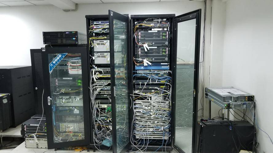 机房内网络服务器机柜与综合布线实拍照片