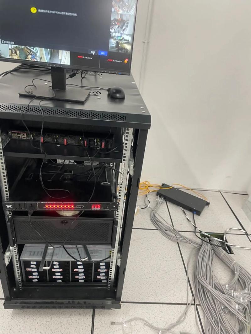 机房内小型服务器机柜与网络交换设备实拍照片