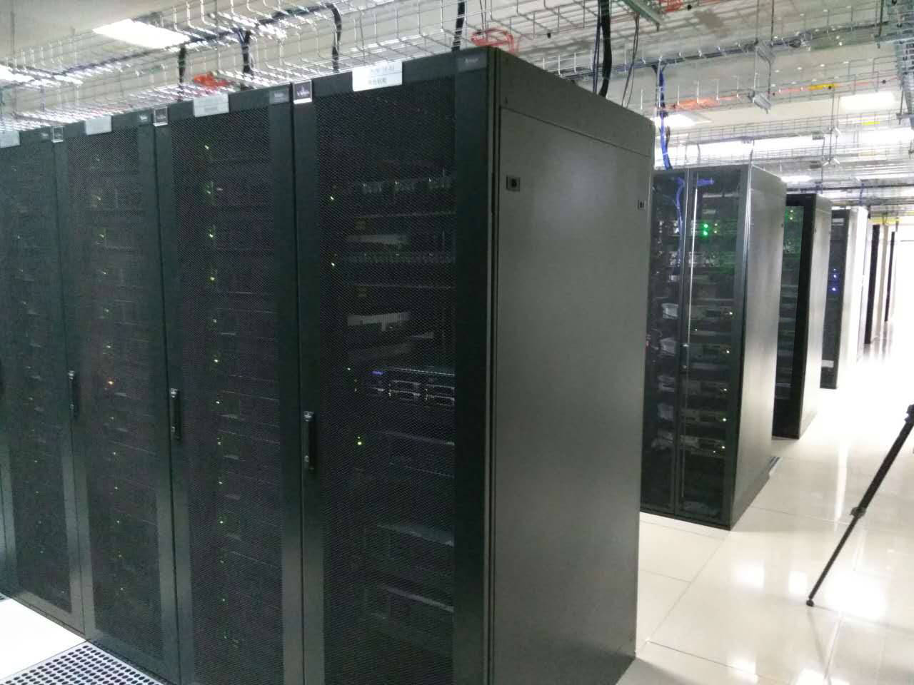 云计算数据中心内服务器集群与蓝色状态指示灯照片