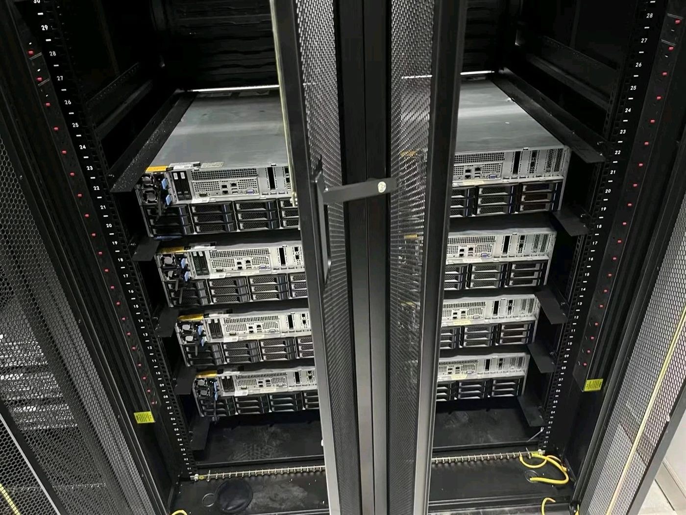 IDC机房内托管租用服务器机柜与网络理线架照片